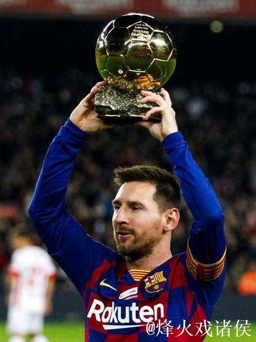 与梅西合影时一男子将孩子推到一边,但德保罗将他拉回 与梅西合影时一男子将孩子推到一边,但德保罗将他拉回